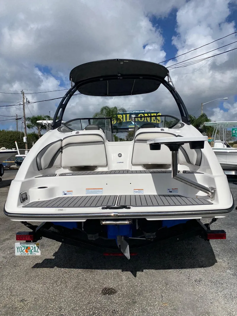 Slide: The Image of 2018 Yamaha Boats AR240 HO with swim platform and seating, rear view. - 37