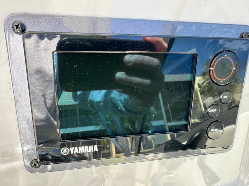 Slide: The Image of Yamaha display panel on a 2015 Robalo R247 Dual Console boat. - 31