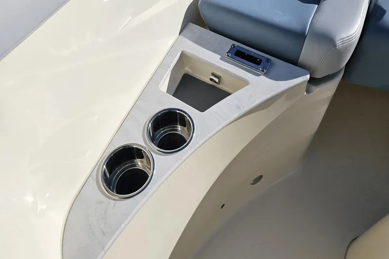 Slide: The Image of Scout 260 LXF 2024 - 39