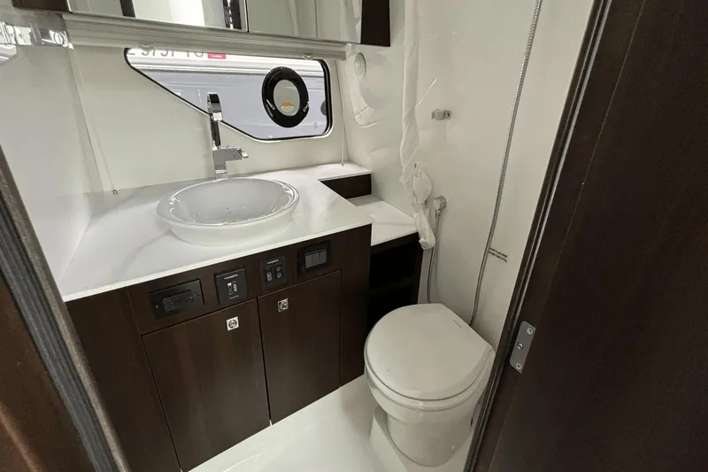 Slide: The Image of Cruisers Yachts 38 GLS South Beach Outboard 2024 - 22