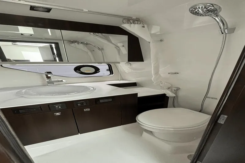 Slide: The Image of Cruisers Yachts 38 GLS South Beach Outboard 2024 - 23