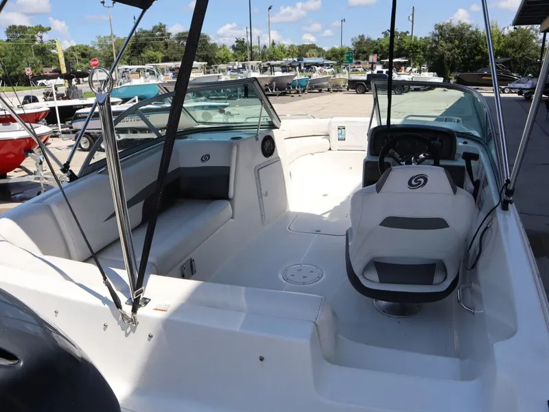 Slide: The Image of Hurricane SunDeck SD 187 OB 2023 - 10