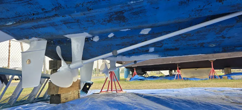Slide: The Image of 1997 Silverton 372 Motor Yacht underbody with propellers and supports. - 8