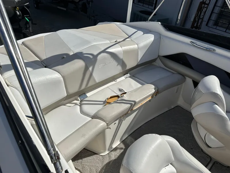 Slide: The Image of 2006 Larson LXi 208 boat interior with white and beige seating. - 7