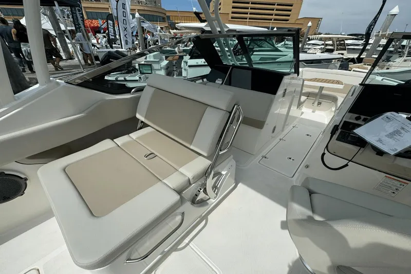 Slide: The Image of Boston Whaler 240 Vantage 2025 - 14