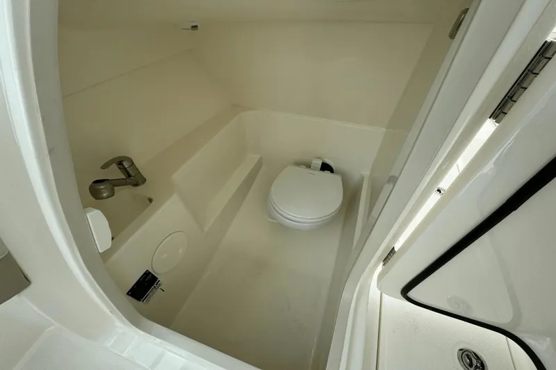 Slide: The Image of Boston Whaler 240 Vantage 2025 - 25