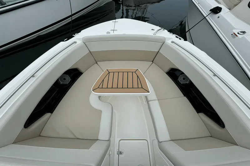 Slide: The Image of Boston Whaler 240 Vantage 2025 - 28