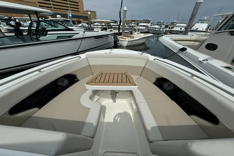 Slide: The Image of Boston Whaler 240 Vantage 2025 - 29