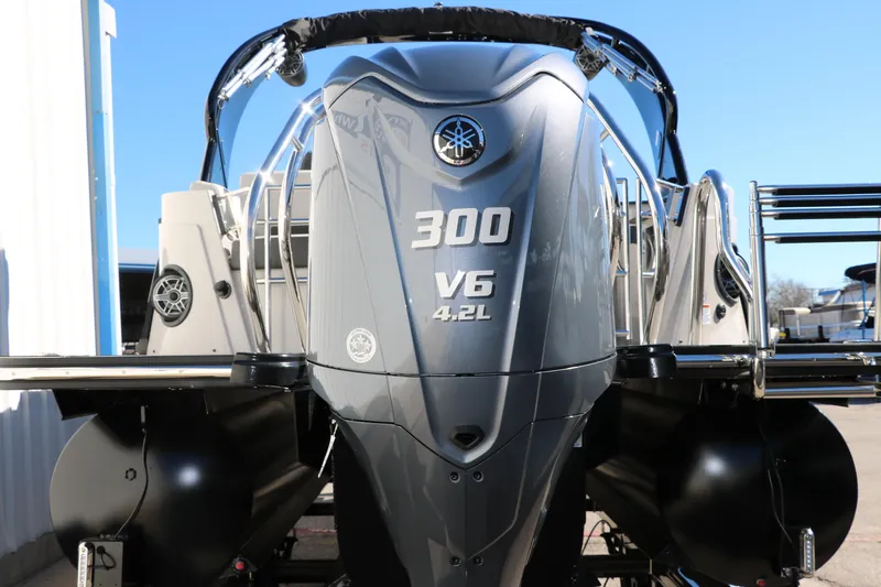 Slide: The Image of 2024 Sylvan G5 CLZ DC boat with 300 V6 4.2L engine. - 11