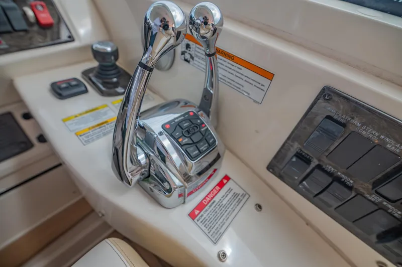 Slide: The Image of Sea Ray 450 Sundancer 2012 - 20