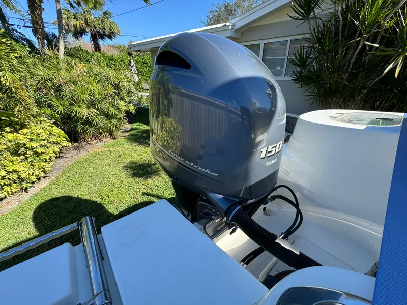 Slide: The Image of 2017 NauticStar 20 XS Offshore boat with Yamaha 150 outboard motor. - 34