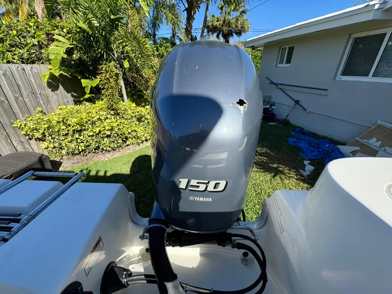 Slide: The Image of 2017 NauticStar 20 XS Offshore with Yamaha 150 outboard motor in a backyard. - 35