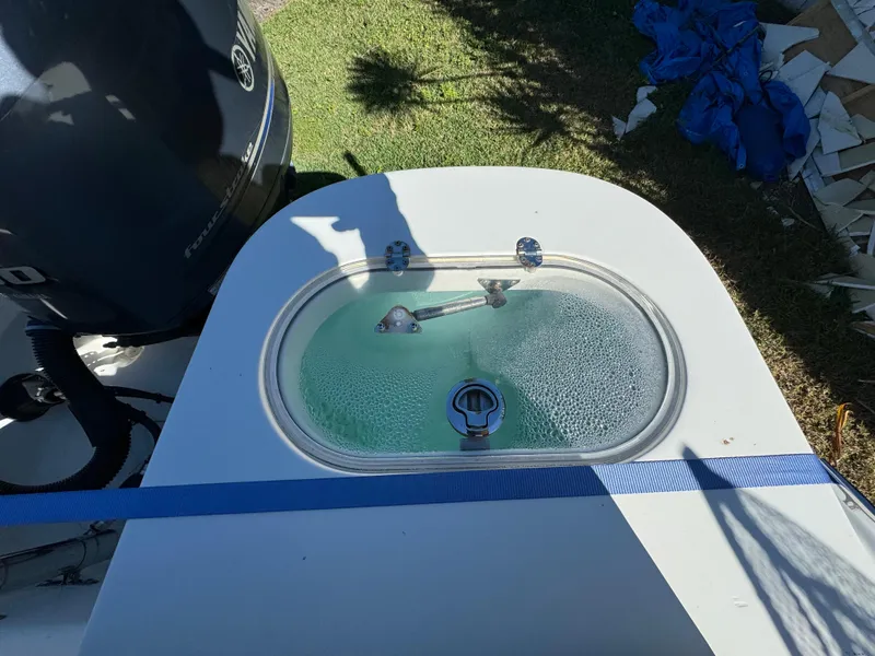 Slide: The Image of 2017 NauticStar 20 XS Offshore boat livewell with water. - 36