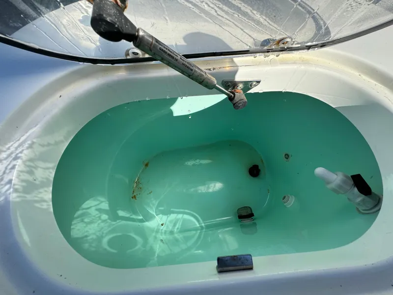 Slide: The Image of 2017 NauticStar 20 XS Offshore livewell with water. - 37