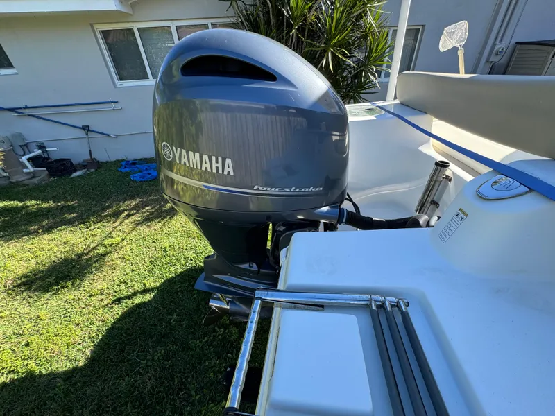 Slide: The Image of 2017 NauticStar 20 XS Offshore with Yamaha outboard motor in a backyard. - 43