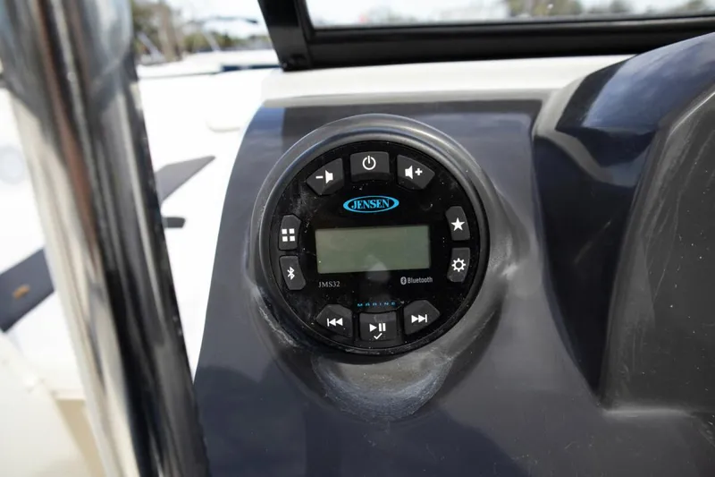 Slide: The Image of Bayliner VR4 Bowrider OB 2023 - 18