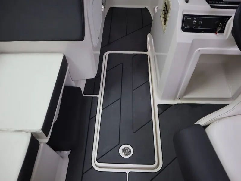 Slide: The Image of Bayliner DX 2000 2023 - 11