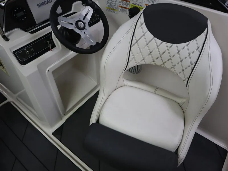 Slide: The Image of Bayliner DX 2000 2023 - 12