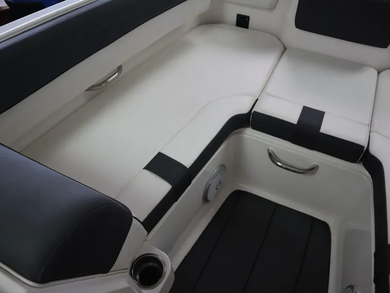 Slide: The Image of Bayliner DX 2000 2023 - 18