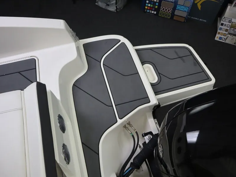 Slide: The Image of Bayliner DX 2000 2023 - 4