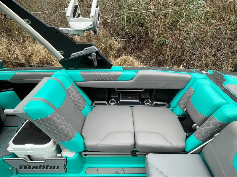 Slide: The Image of Malibu M240 2021 - 10