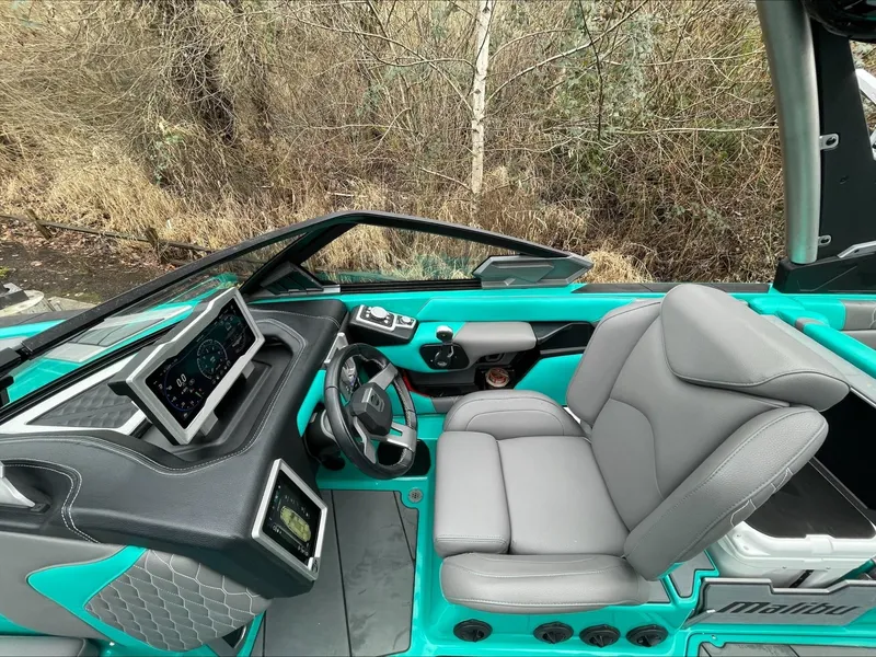 Slide: The Image of Malibu M240 2021 - 12