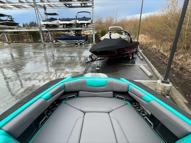 Slide: The Image of Malibu M240 2021 - 15