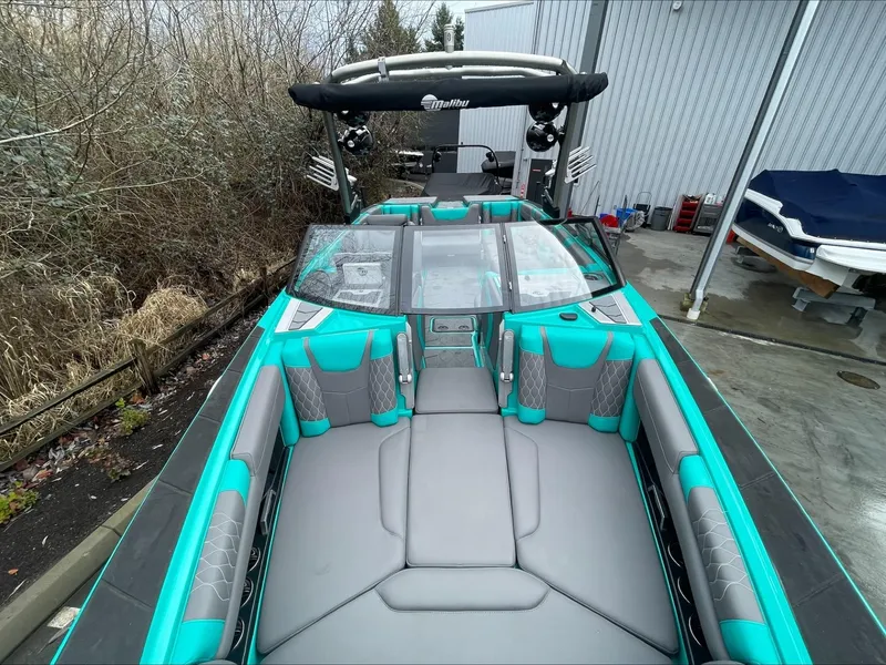 Slide: The Image of Malibu M240 2021 - 16