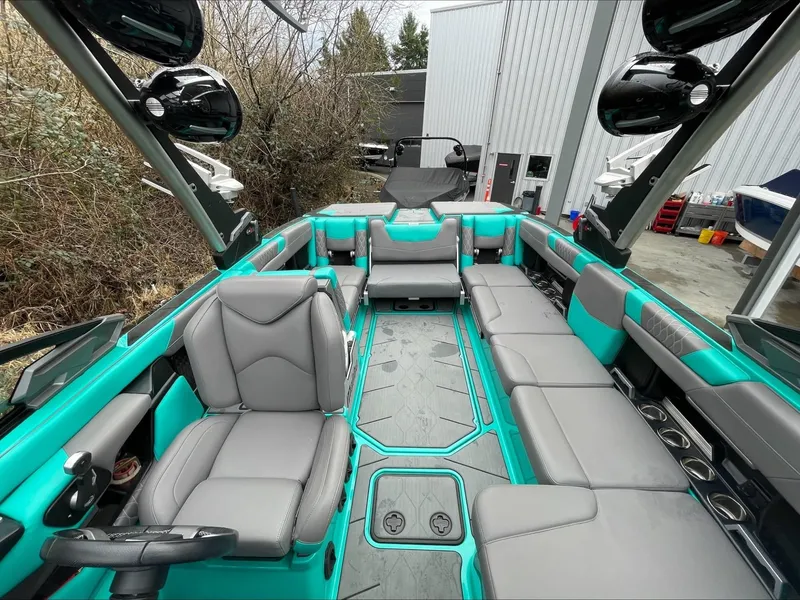 Slide: The Image of Malibu M240 2021 - 17