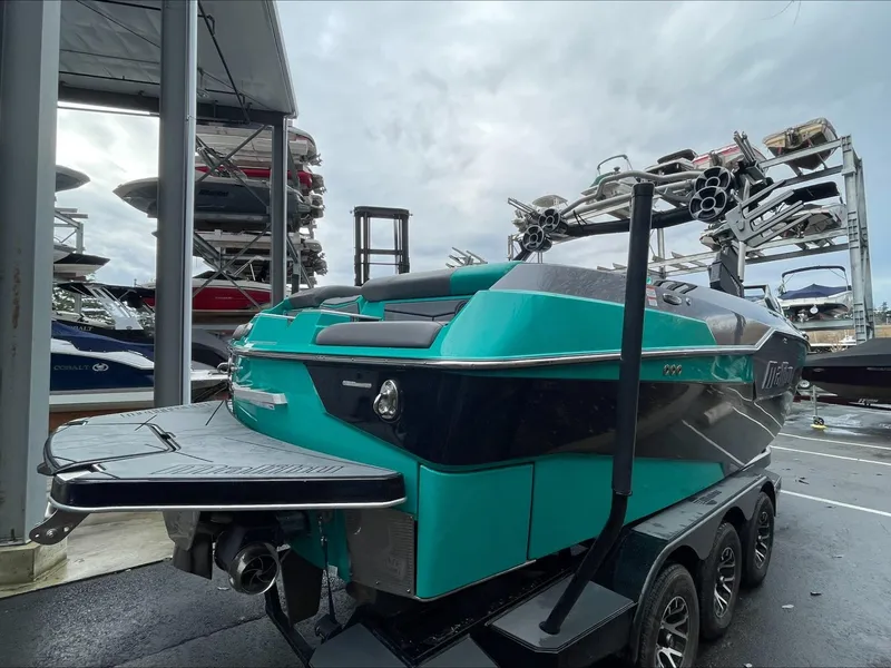 Slide: The Image of Malibu M240 2021 - 6