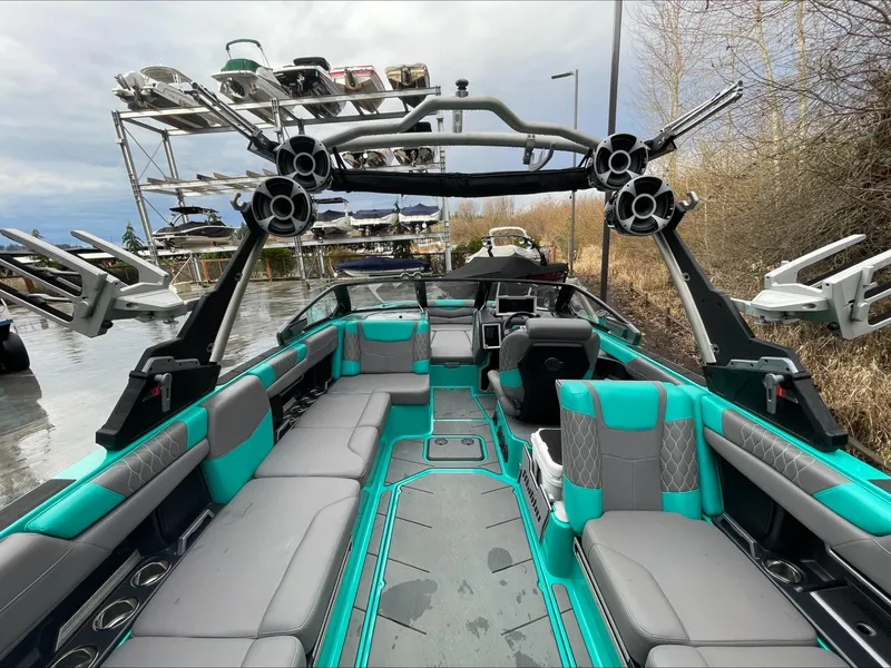 Slide: The Image of Malibu M240 2021 - 8