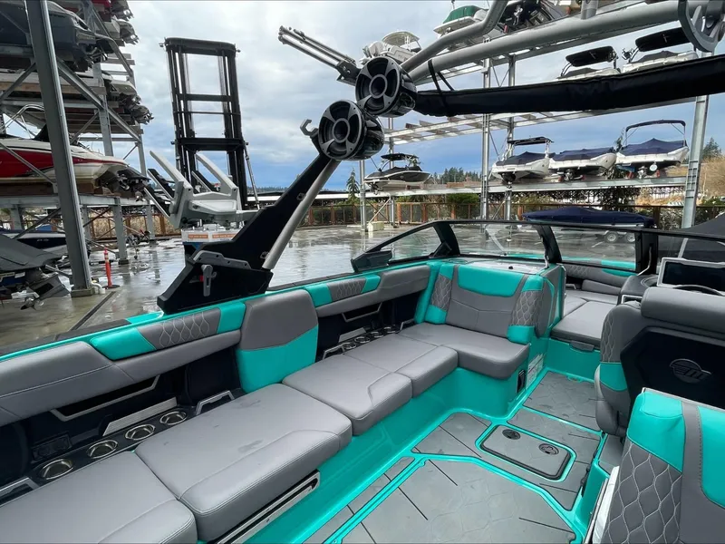Slide: The Image of Malibu M240 2021 - 9