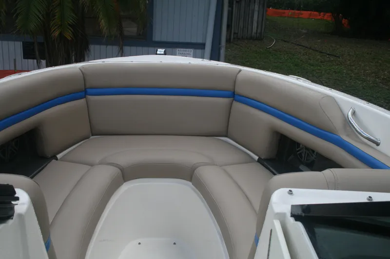 Slide: The Image of 2014 Sea Ray 270 SLX boat with beige and blue cushioned seating - 5