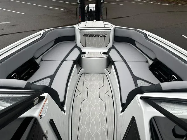 Slide: The Image of 2024 Yamaha Boats 255XD interior seating and deck. - 9