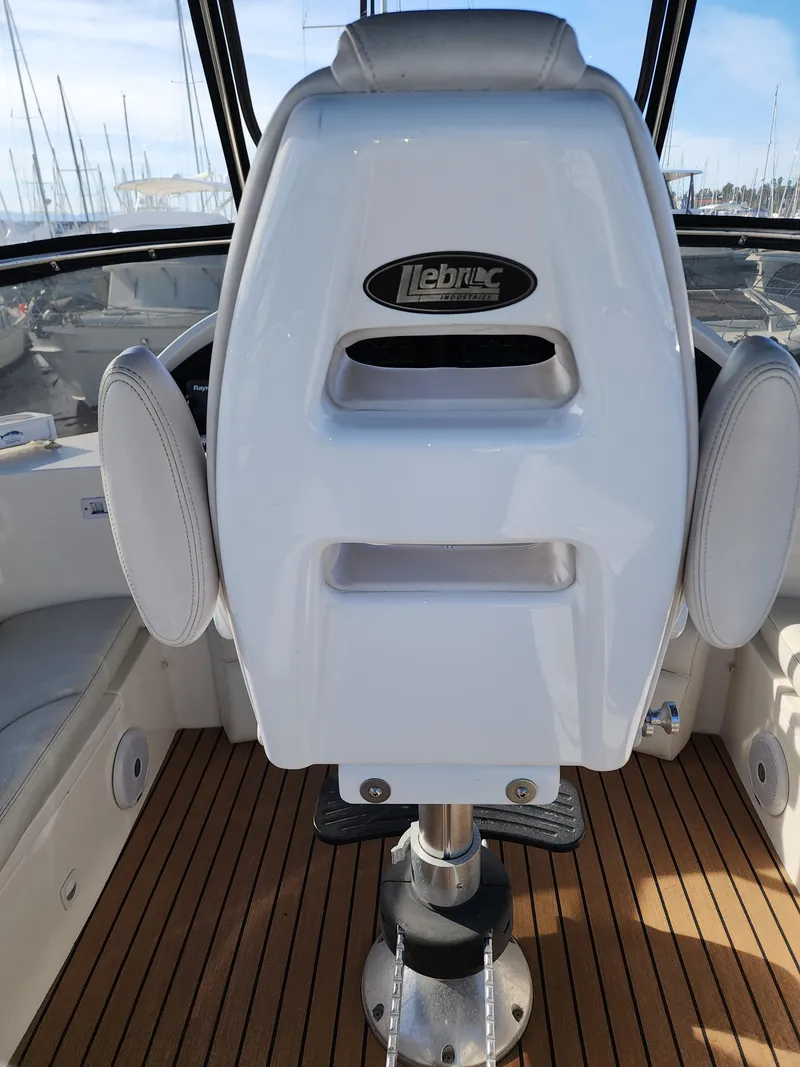 Slide: The Image of Captain's chair on 2007 Ocean Alexander Veloce yacht with teak flooring. - 29