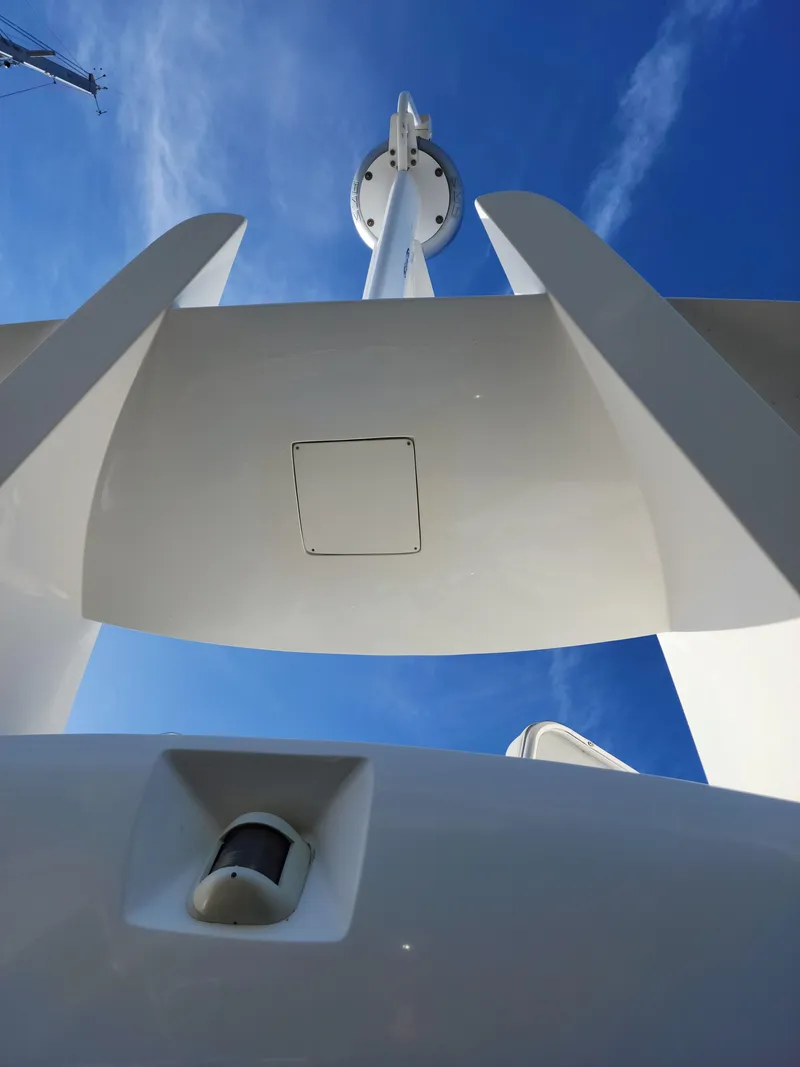 Slide: The Image of 2007 Ocean Alexander Veloce yacht mast against clear blue sky. - 48