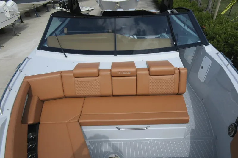 Slide: The Image of Cruisers 38 GLS South Beach Outboard 2024 - 24