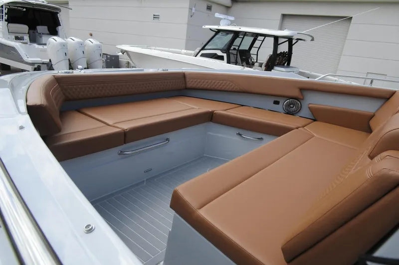 Slide: The Image of Cruisers 38 GLS South Beach Outboard 2024 - 26