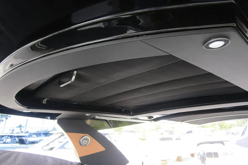 Slide: The Image of Cruisers 38 GLS South Beach Outboard 2024 - 27