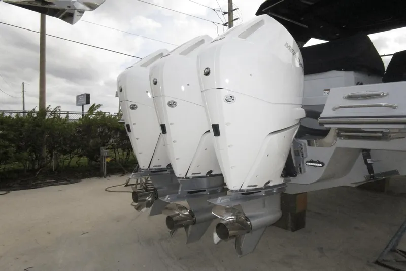 Slide: The Image of Cruisers 38 GLS South Beach Outboard 2024 - 29