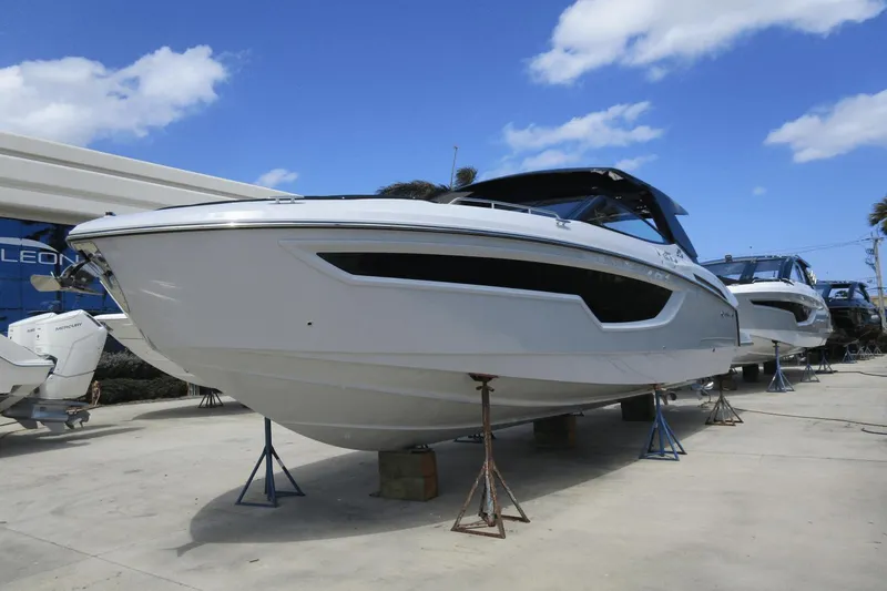 Slide: The Image of Cruisers 38 GLS South Beach Outboard 2024 - 30