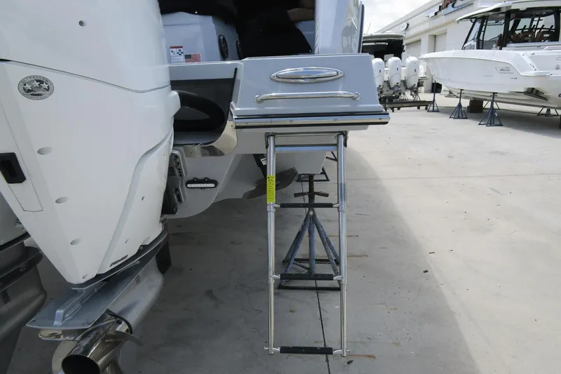 Slide: The Image of Cruisers 38 GLS South Beach Outboard 2024 - 32