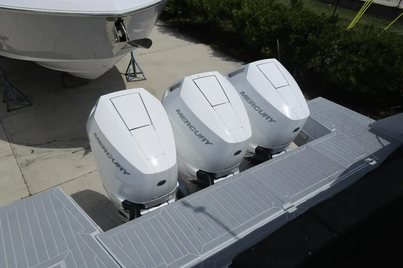 Slide: The Image of Cruisers 38 GLS South Beach Outboard 2024 - 33