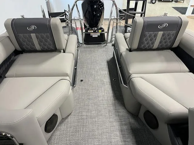 Slide: The Image of Barletta Lusso L23M 2024 - 17