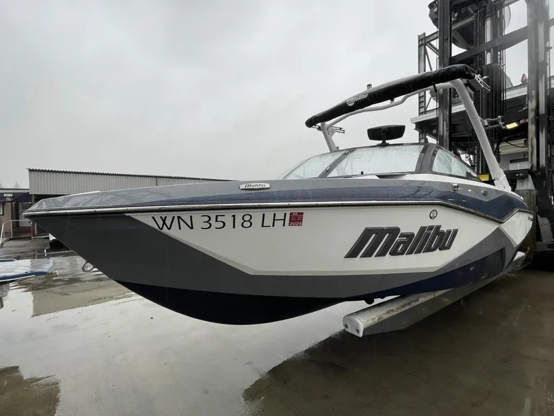 Slide: The Image of Malibu Wakesetter 22 LSV 2023 - 2