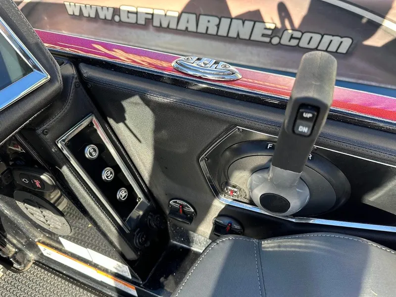 Slide: The Image of 2024 Ranger Z521R boat controls and dashboard, featuring modern design and functionality. - 15