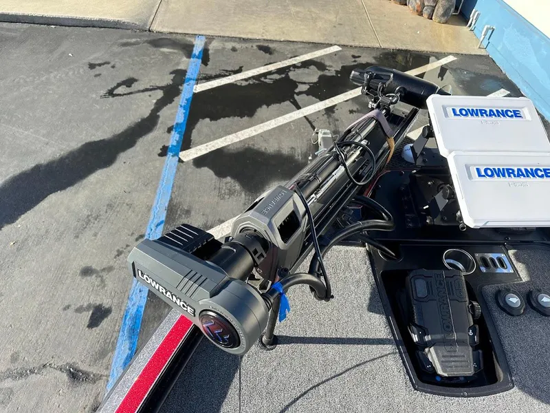 Slide: The Image of 2024 Ranger Z521R boat with Lowrance equipment on deck. - 18