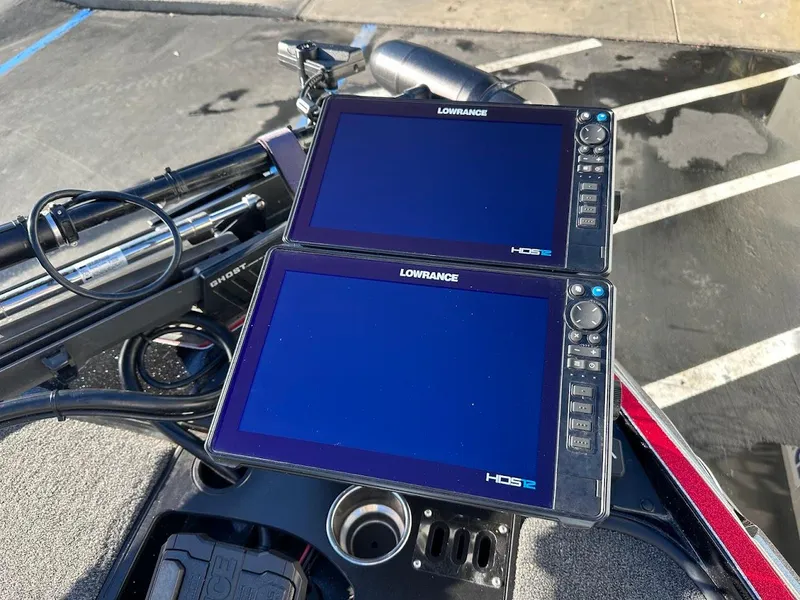 Slide: The Image of 2024 Ranger Z521R boat with dual Lowrance HDS displays on the dashboard. - 20