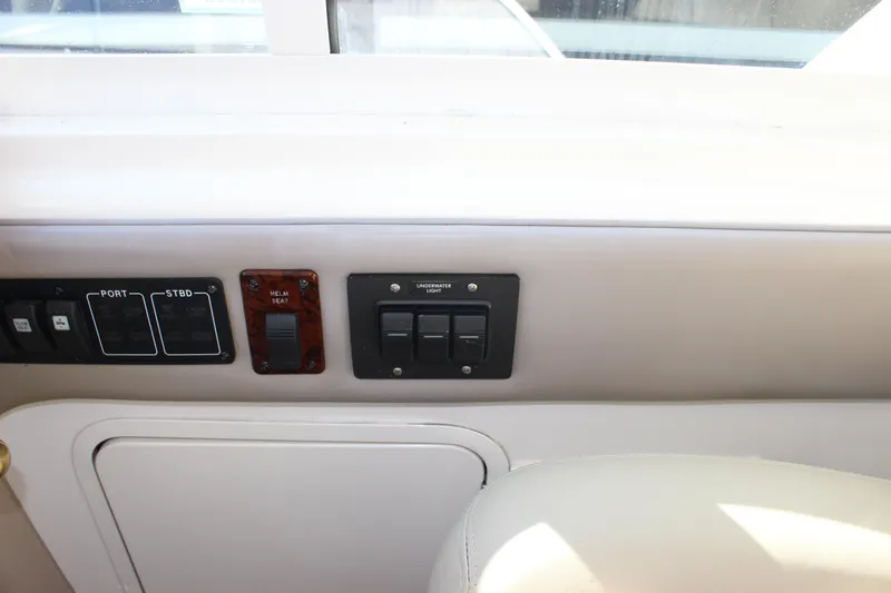 Slide: The Image of Control panel on a 2002 Sea Ray 480 Motor Yacht. - 31