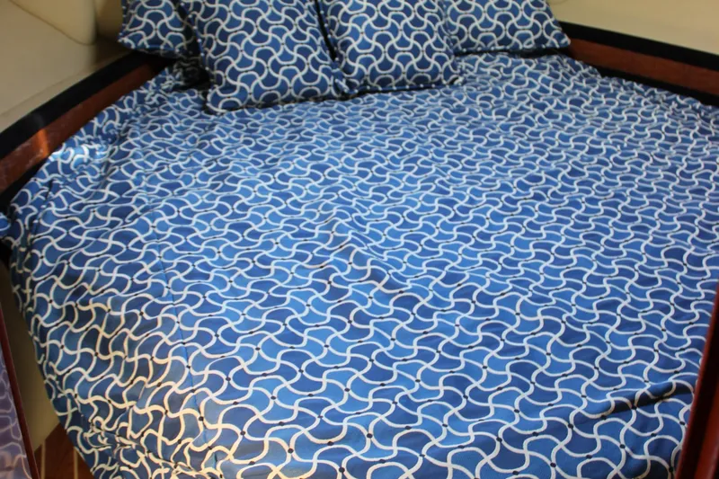 Slide: The Image of Bed in the 2002 Sea Ray 480 Motor Yacht with blue patterned bedding. - 45